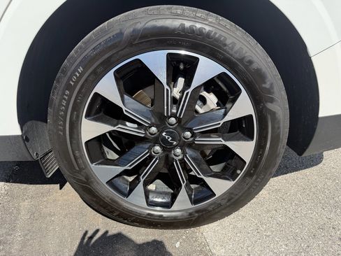 Used 2024 Kia Carnival EX FWD image 9