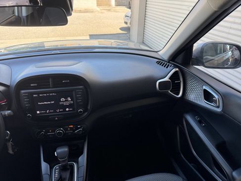 Used 2025 Kia Soul LX w/ LX Technology Package FWD image 33