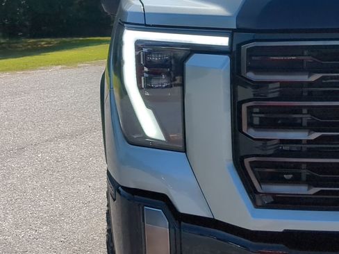 Used 2024 GMC Sierra 2500 AT4X image 8