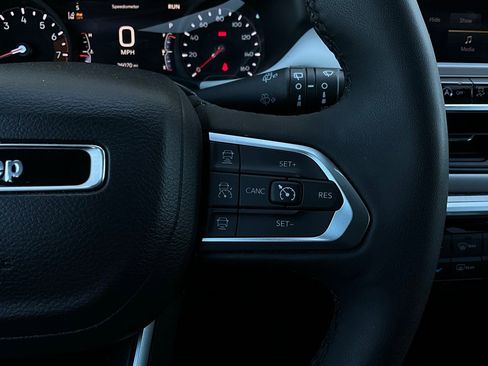 Used 2025 Jeep Compass Limited image 37