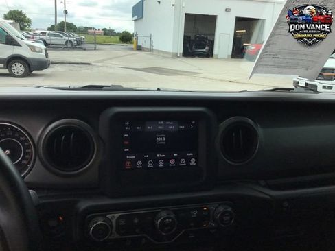 Used 2023 Jeep Gladiator Sport AWD/4WD image 17