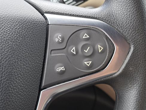 Used 2023 Chevrolet Traverse LS FWD image 12