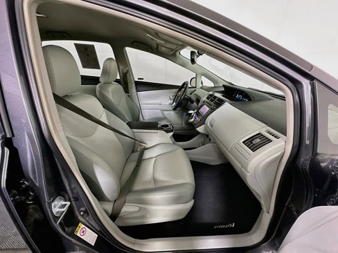 Used 2013 Toyota Prius V Five FWD image 32