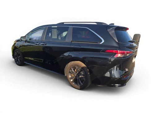 Used 2023 Toyota Sienna XSE FWD image 3