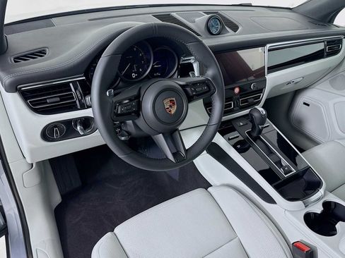 Certified 2026 Porsche Macan AWD/4WD image 4