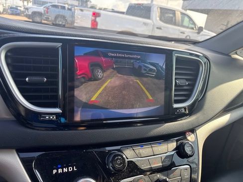 Used 2024 Chrysler Pacifica Touring-L FWD image 16