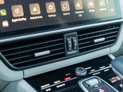 Certified 2023 Porsche Cayenne Platinum Edition image 26