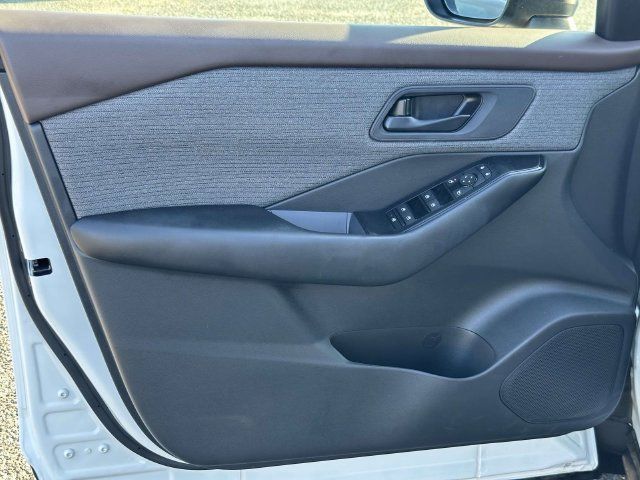 Used 2023 Nissan Rogue S AWD/4WD image 14