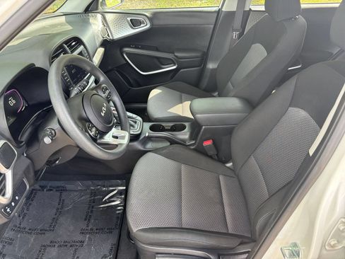 Used 2025 Kia Soul LX w/ LX Technology Package FWD image 27