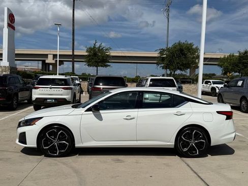 Used 2024 Nissan Altima 2.5 SR FWD image 8