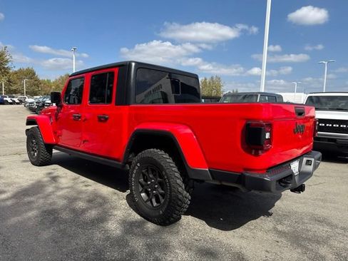 Used 2025 Jeep Gladiator Sport AWD/4WD image 2