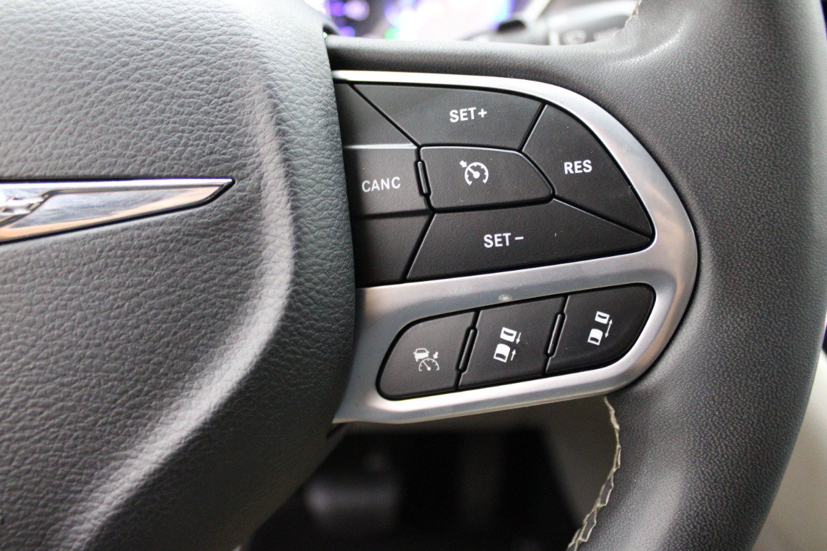 Used 2022 Chrysler Pacifica Touring-L FWD image 22