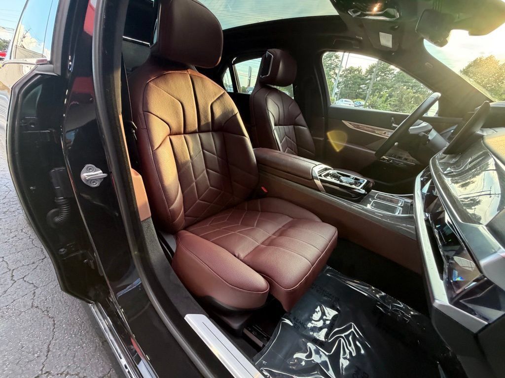 Used 2023 BMW i7 xDrive60 AWD/4WD image 35