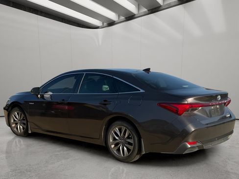 Used 2020 Toyota Avalon XLE w/ Moonroof Package FWD image 3