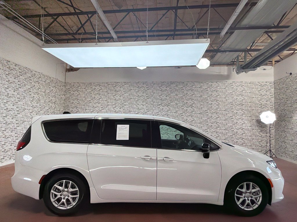 Used 2026 Chrysler Pacifica Select FWD image 8