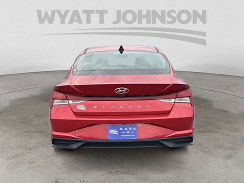 Used 2021 Hyundai Elantra SE image 4