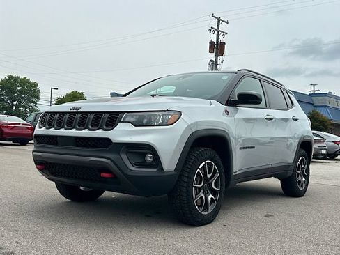 Used 2025 Jeep Compass Trailhawk AWD/4WD image 1