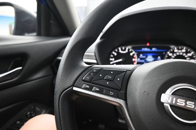 Used 2025 Nissan Altima 2.5 SV FWD image 14