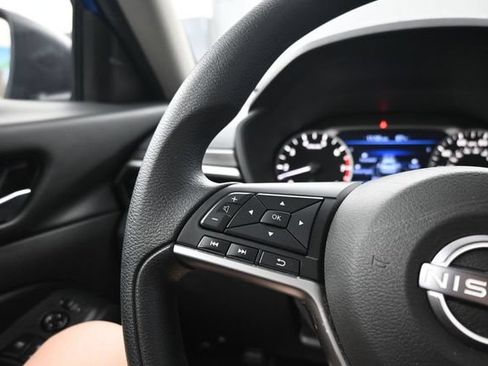 Used 2025 Nissan Altima 2.5 SV FWD image 14