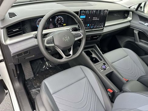 New 2025 Volkswagen Tiguan SE image 10