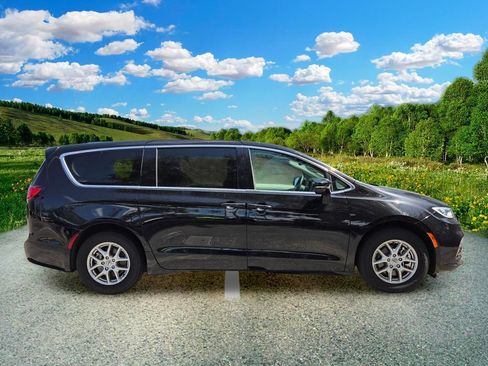 Used 2024 Chrysler Pacifica Touring-L FWD image 7