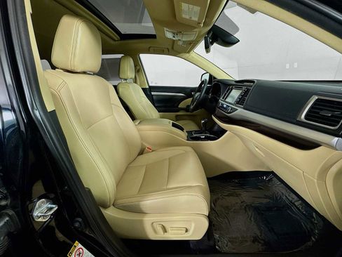 Used 2019 Toyota Highlander XLE image 27