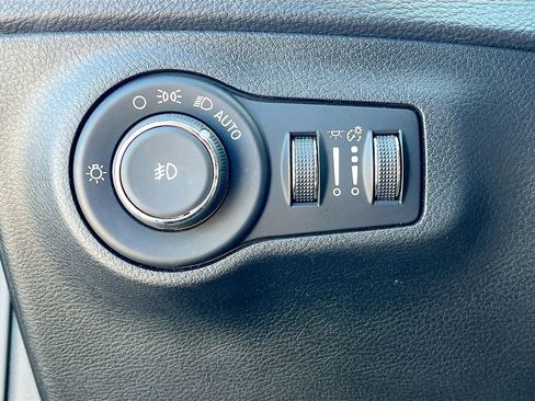 Used 2018 Jeep Compass Latitude FWD image 10