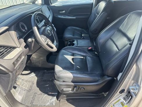 Used 2017 Toyota Sienna SE Premium FWD image 16