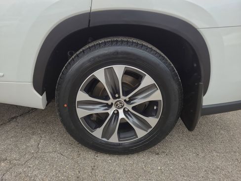 Used 2023 Toyota Highlander XLE image 11