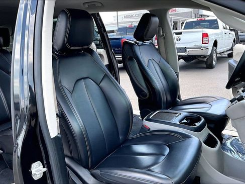 Used 2023 Chrysler Pacifica Touring-L FWD image 30
