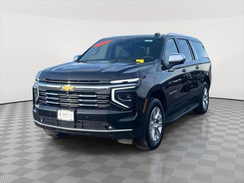 Used 2025 Chevrolet Suburban Premier image 3