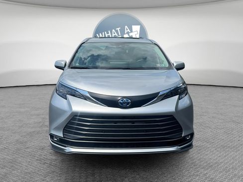 Used 2025 Toyota Sienna XLE AWD/4WD image 9