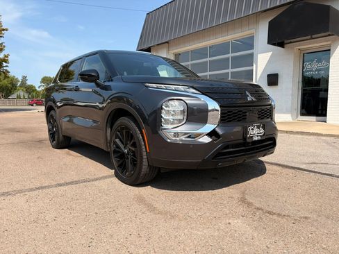 Used 2024 Mitsubishi Outlander SE Black Edition AWD/4WD image 2