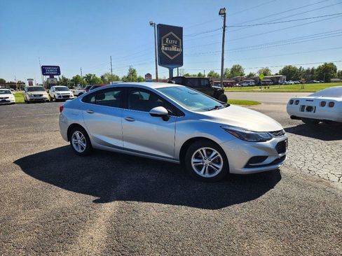 Used 2017 Chevrolet Cruze LT FWD image 4