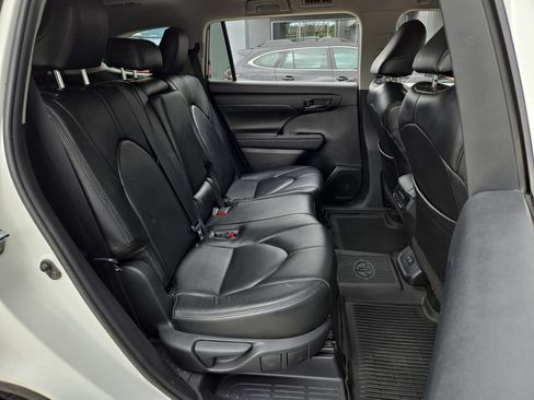 Used 2020 Toyota Highlander LE AWD/4WD image 17