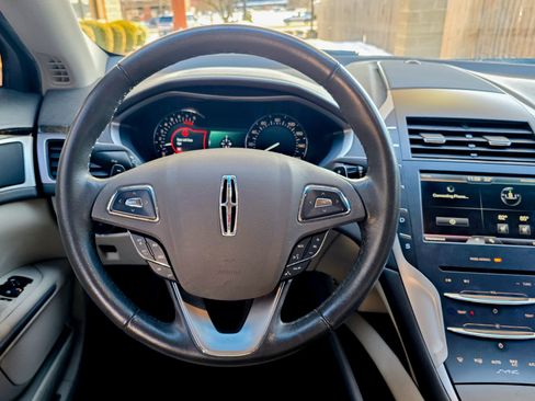 Used 2016 Lincoln MKZ image 16