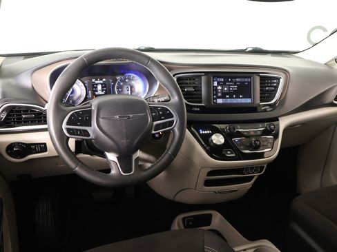 Used 2023 Chrysler Voyager LX image 2