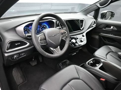 Used 2026 Chrysler Pacifica Select FWD image 13