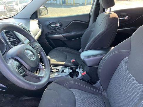 Used 2019 Jeep Cherokee Latitude w/ Popular Appearance Group FWD image 9