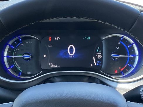 Used 2023 Chrysler Pacifica Touring-L FWD image 33