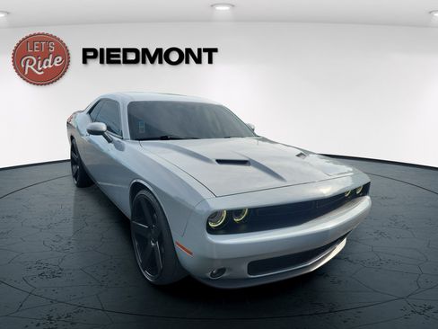 Used 2020 Dodge Challenger SXT w/ Driver Convenience Group RWD image 3