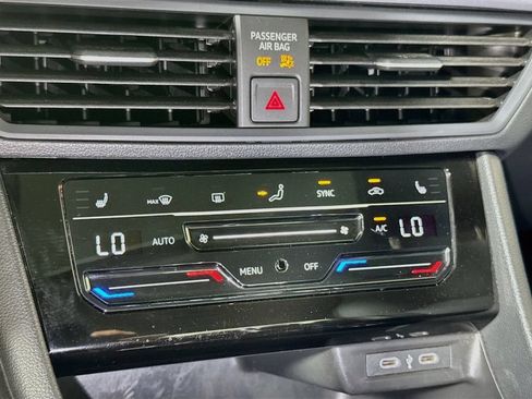 Used 2025 Volkswagen Jetta SE FWD image 13
