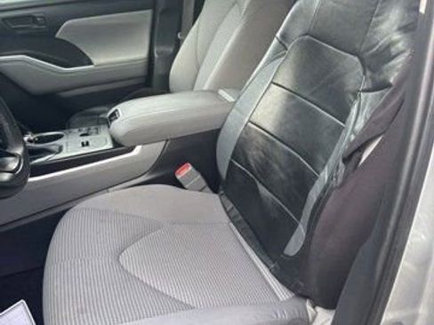 Used 2023 Toyota Highlander LE FWD image 11