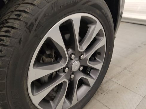 Used 2018 Jeep Grand Cherokee Overland AWD/4WD image 31