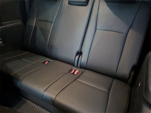 Used 2024 Toyota Highlander FWD image 26