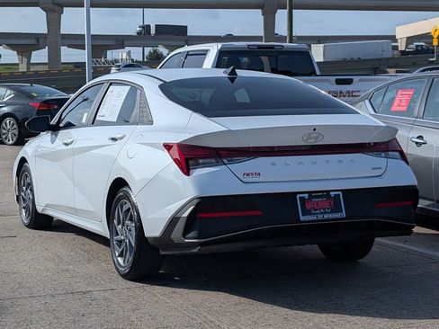 Used 2025 Hyundai Elantra Hybrid FWD image 4