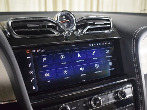 Used 2024 Bentley Bentayga V8 image 30