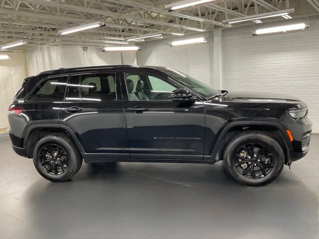 Used 2025 Jeep Grand Cherokee Altitude AWD/4WD image 6
