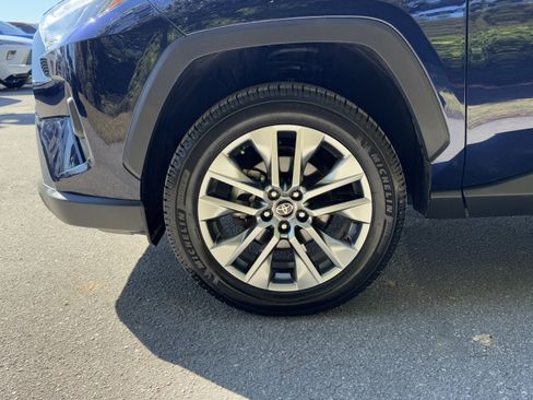 Used 2022 Toyota RAV4 XLE Premium image 11