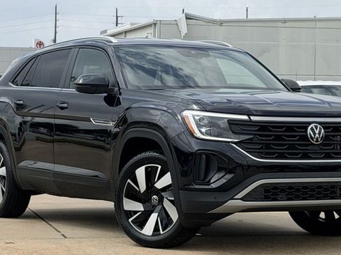 Used 2025 Volkswagen Atlas Cross Sport SE FWD image 2